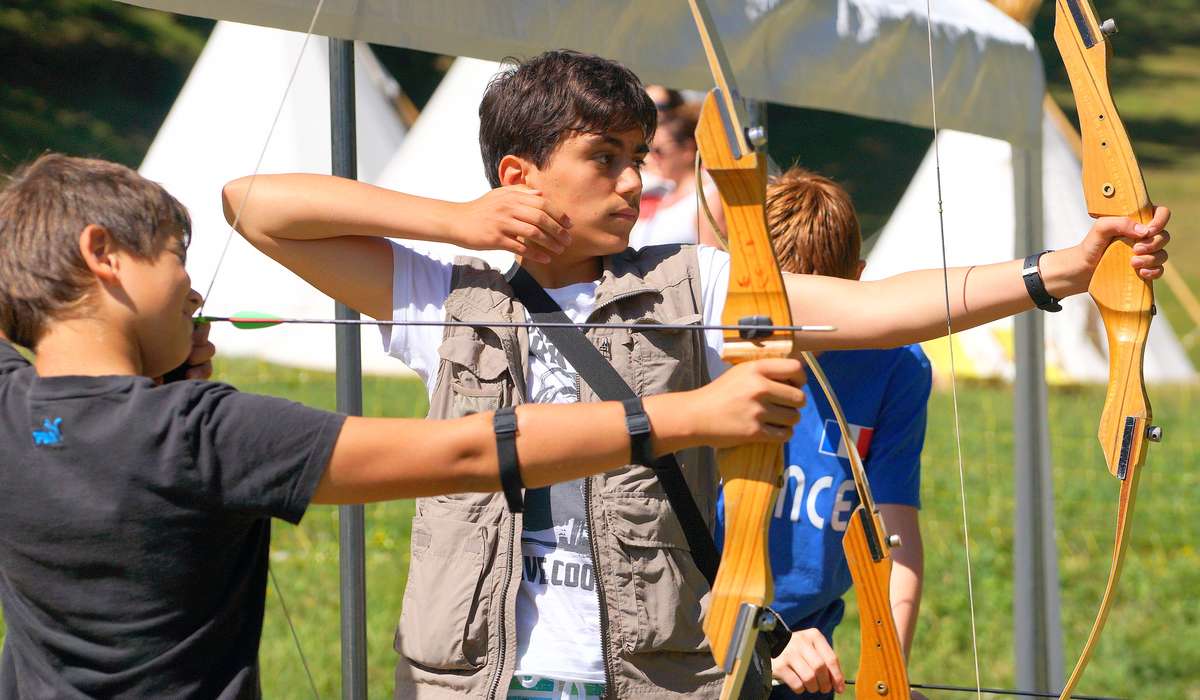 Groupe de jeunes au tir à l'arc