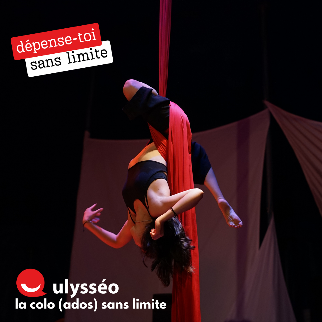 Ado faisant du tissu aérien dans le chapiteau de cirque