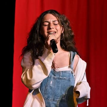 Adolescente qui chante sur scène