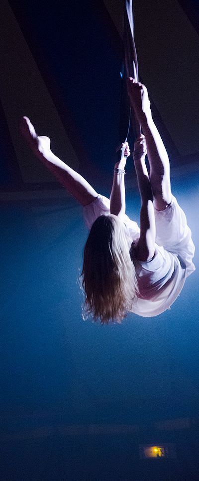 Représentation de cirque aérien par une stagiaire, colonie de vacances Ulysséo