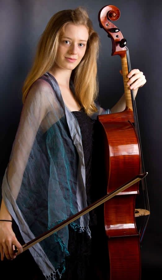 Jeune femme qui joue du violoncelle