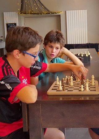Le Tour du Monde en 80 Jeux, Colonie de vacances Ulysséo, Langues